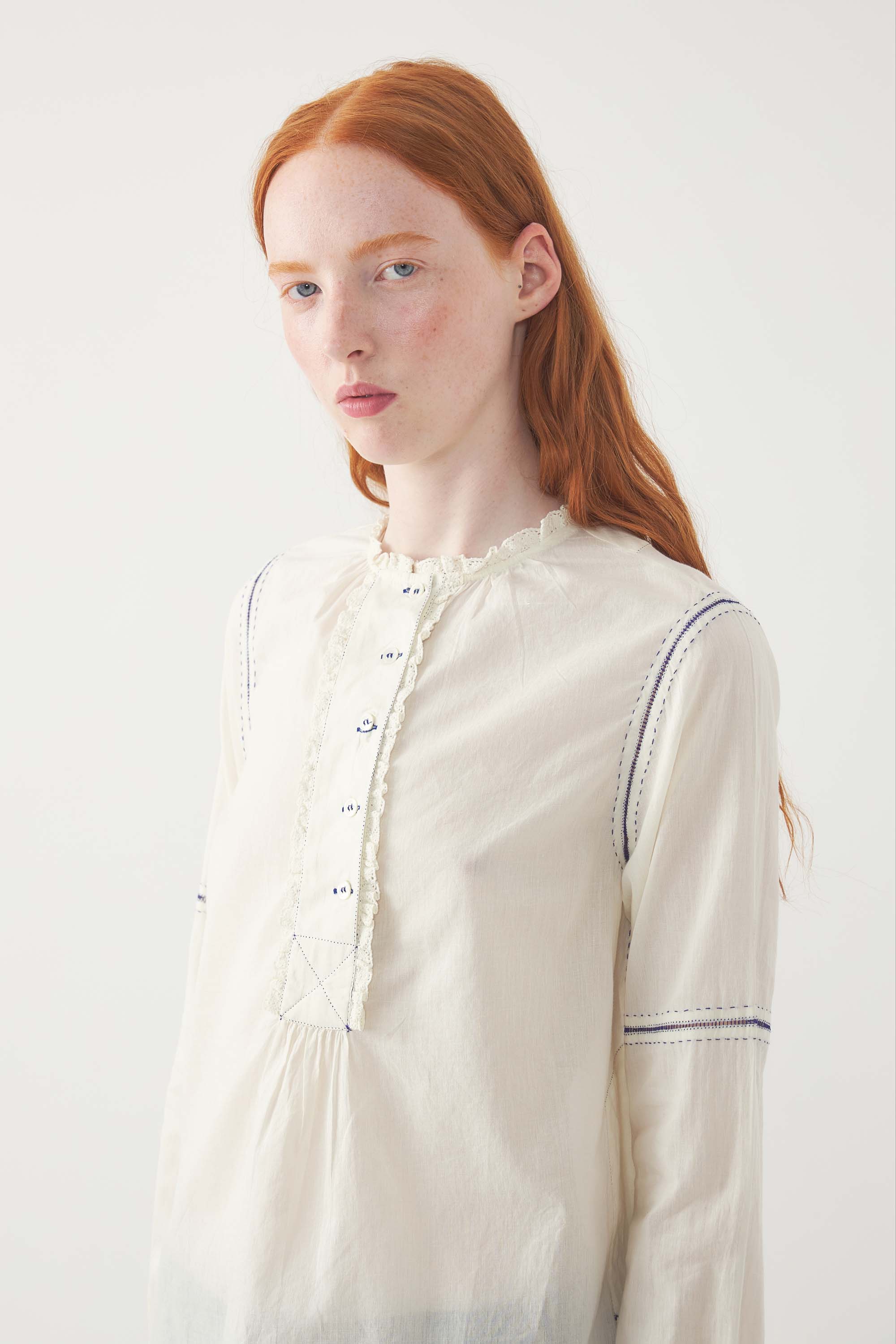 Kurta diventa Tunica in italiano, mantenendo l'eleganza e l'essenza esotica del capo originale, perfettamente in linea con lo spirito bohémien e raffinato di Antik Batik. Paro