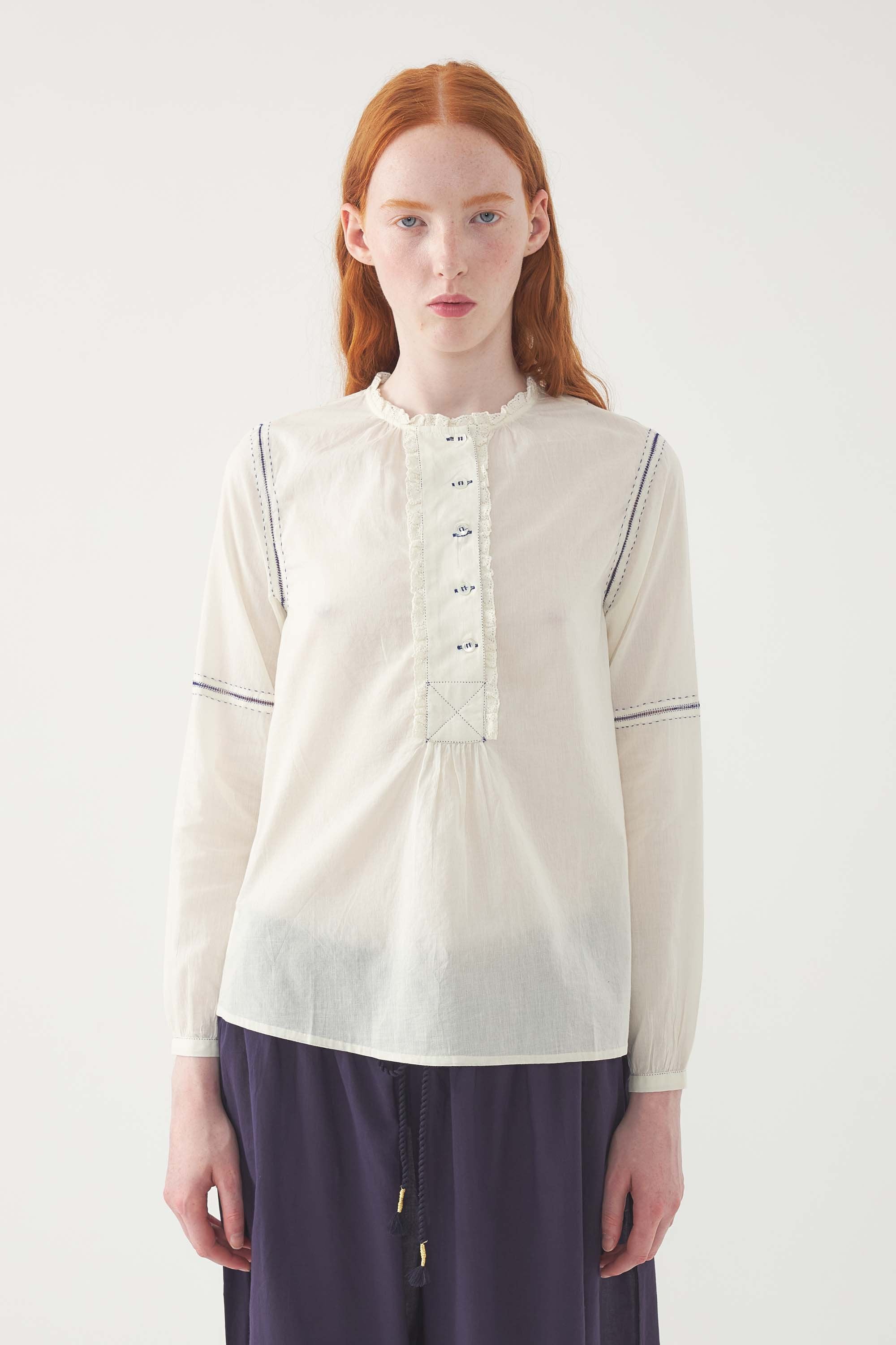 Kurta diventa Tunica in italiano, mantenendo l'eleganza e l'essenza esotica del capo originale, perfettamente in linea con lo spirito bohémien e raffinato di Antik Batik. Paro