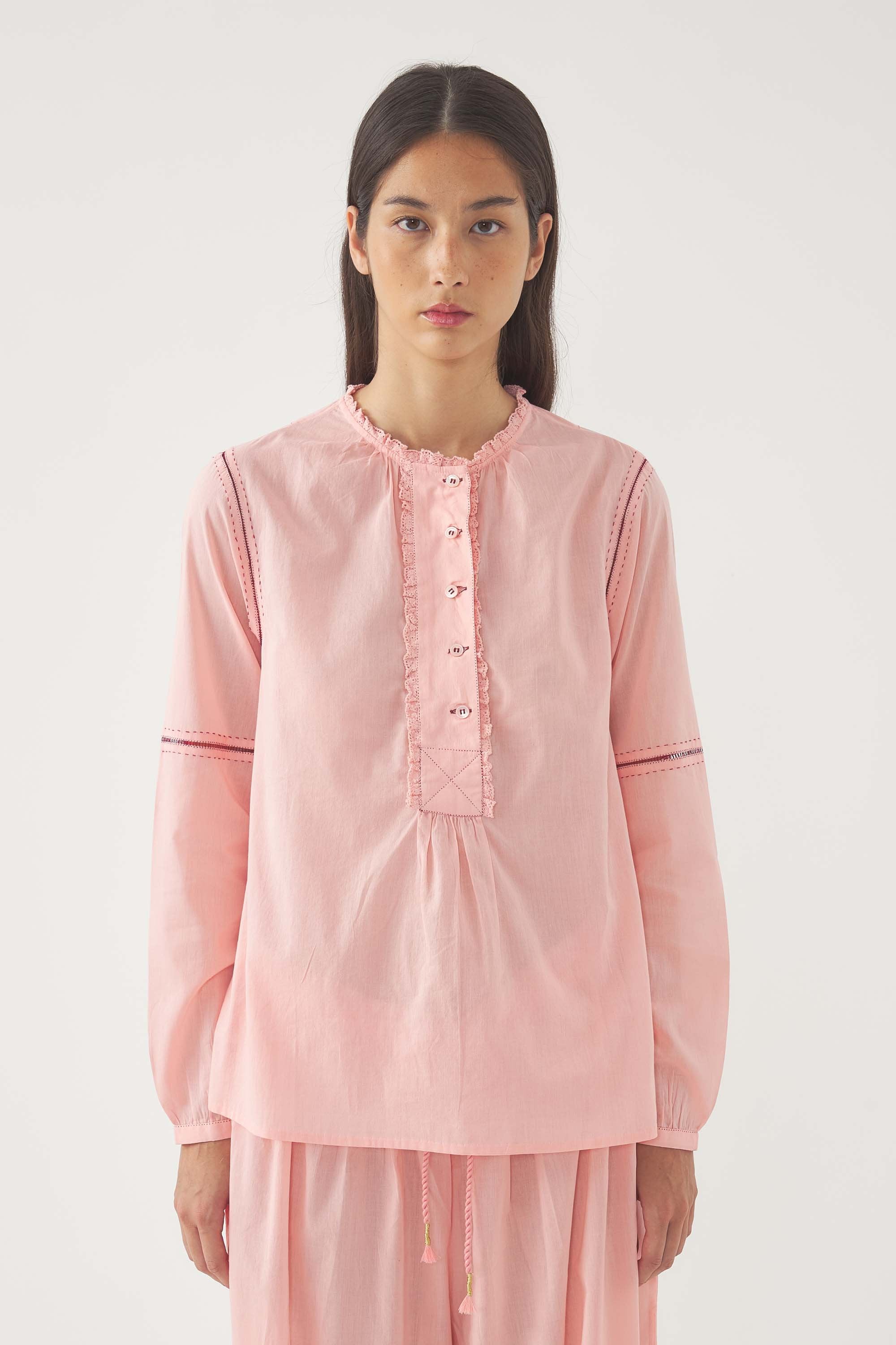 Kurta diventa Tunica in italiano, mantenendo l'eleganza e l'essenza esotica del capo originale, perfettamente in linea con lo spirito bohémien e raffinato di Antik Batik. Paro