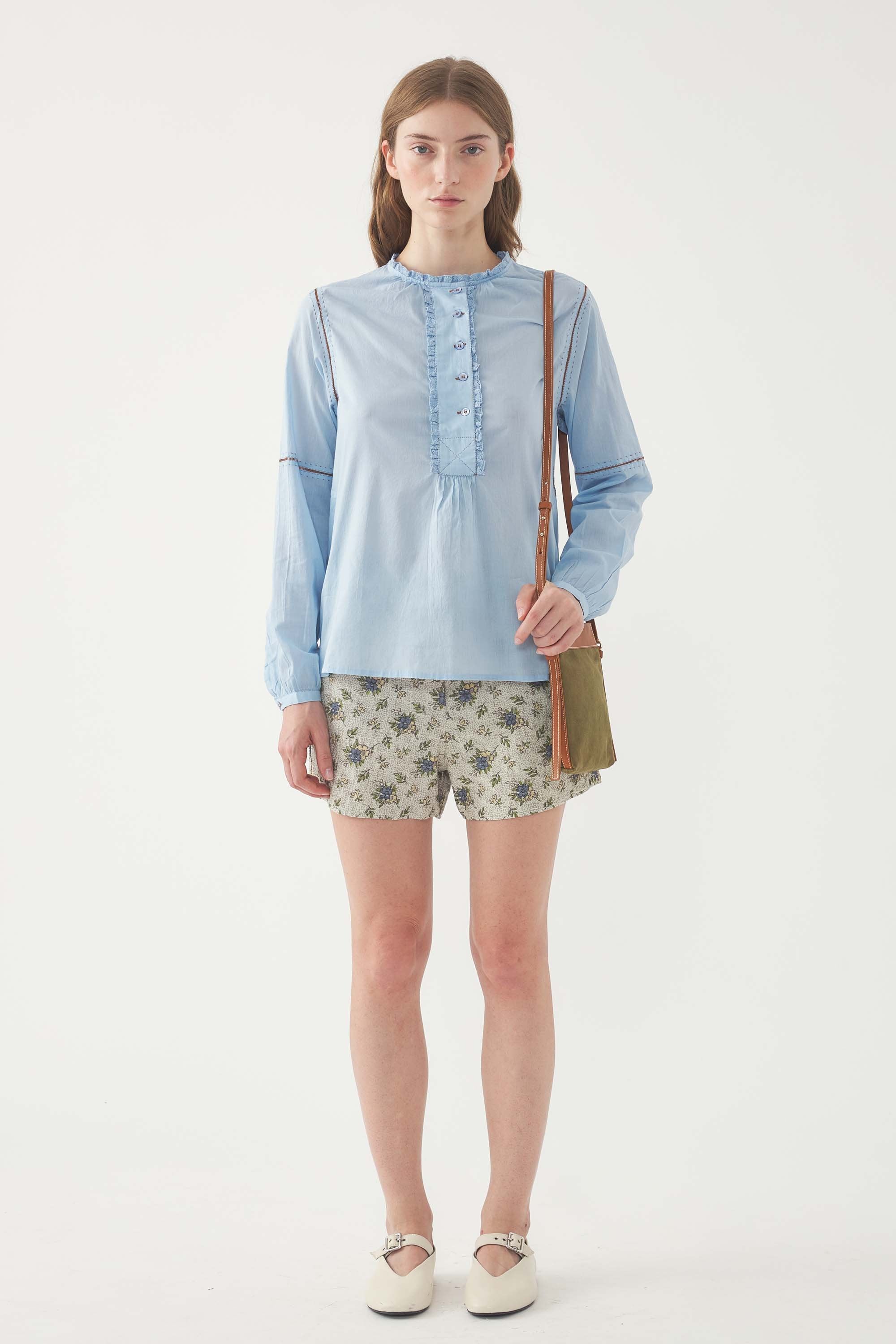 Kurta diventa Tunica in italiano, mantenendo l'eleganza e l'essenza esotica del capo originale, perfettamente in linea con lo spirito bohémien e raffinato di Antik Batik. Paro